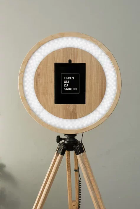 GIF InMotion Photobooth Fotobox aus Bamberg und Schwäbisch Hall in schicken Holz Design mit iPad Display und Ringlicht